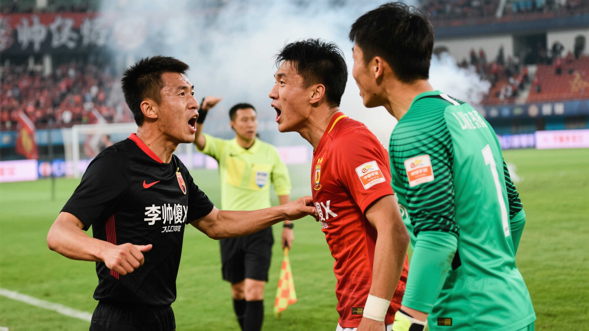 于汉超与李帅争执升级，场边球迷爆粗声援